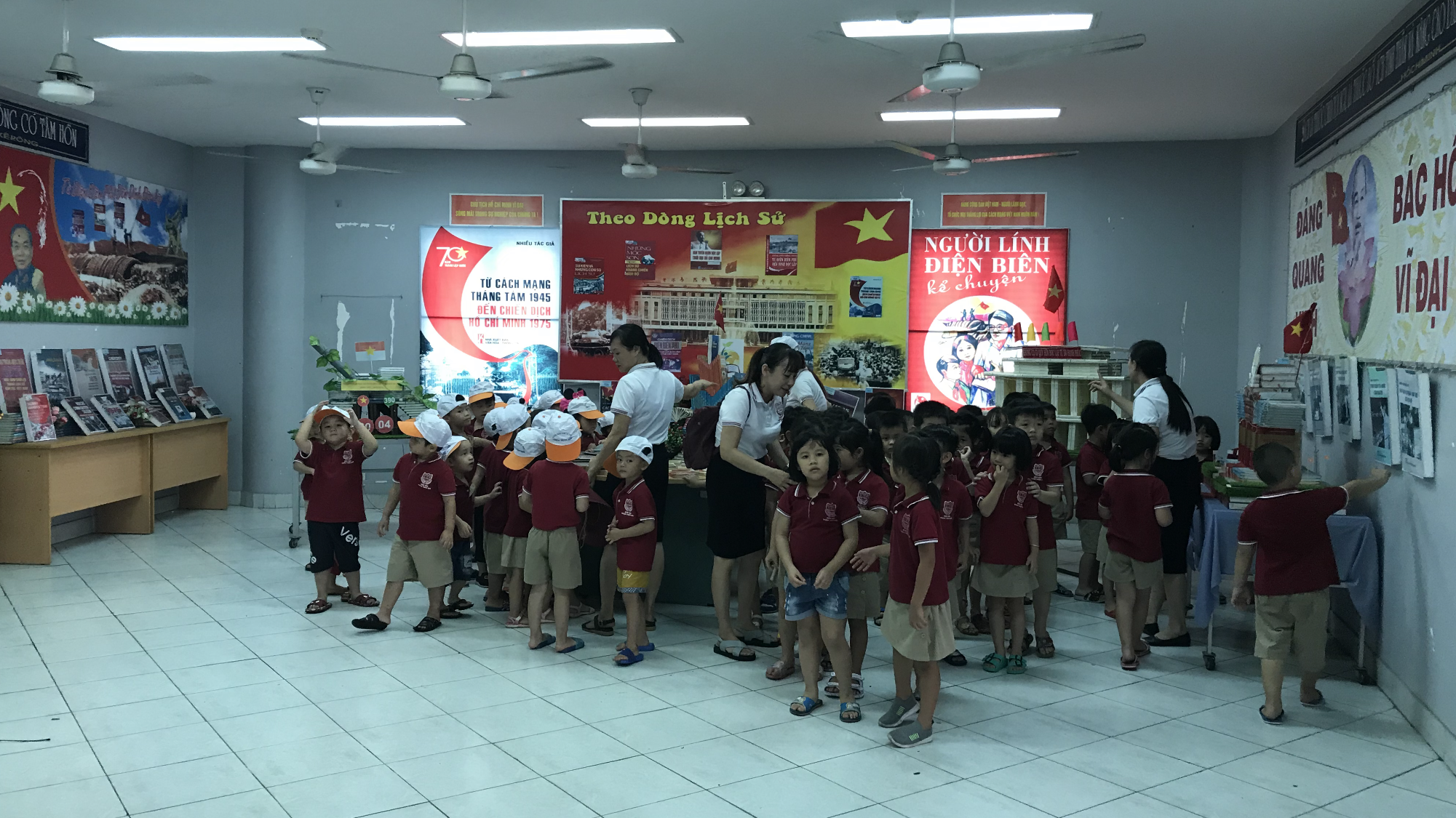 CÁC EM TRƯỜNG MẪU GIÁO THIÊN THẦN NHỎ  DÃ NGOẠI THAM QUAN THƯ VIỆN THỊ XÃ PHÚ MỸ