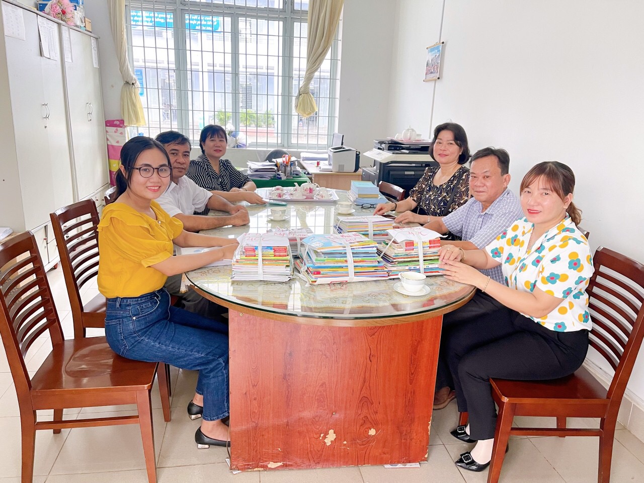 Tặng sách cho CLB “Nông dân với pháp luật” xã Châu pha.